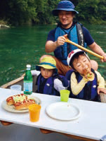 家族で食事の風景