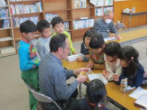 わくわく科学広場の授業風景です。先生が子供たちに説明をしている様子が写っています。