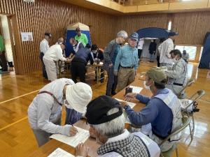 入口で受付する避難者