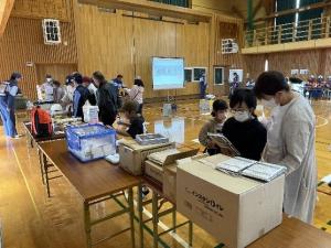 防災グッズを見学する訓練参加者