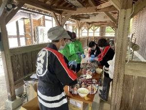 炊き出し訓練の準備をする女性防火クラブと防災士会の皆さん