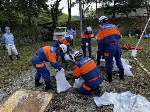 土のうを作る消防団の皆さん
