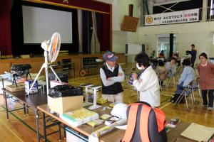 展示された防災資機材を見学する参加者