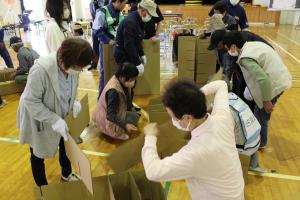 段ボールベッドを組み立てる参加者