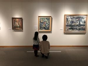 久万美術館の展示室で作品を鑑賞する親子の画像