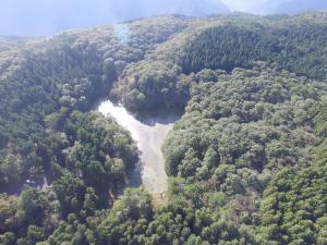 上空からの赤蔵ヶ池の様子